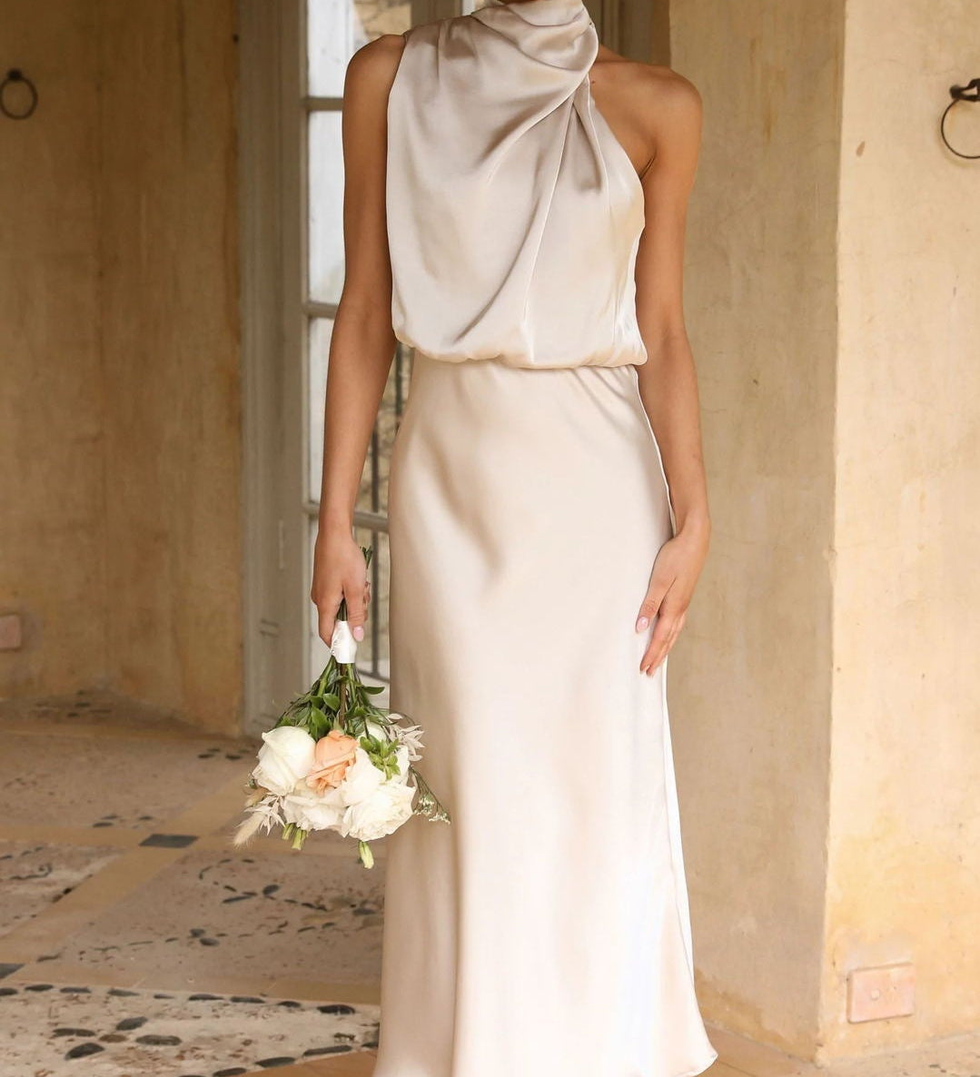 Isa – Elegantní šaty s halter výstřihem