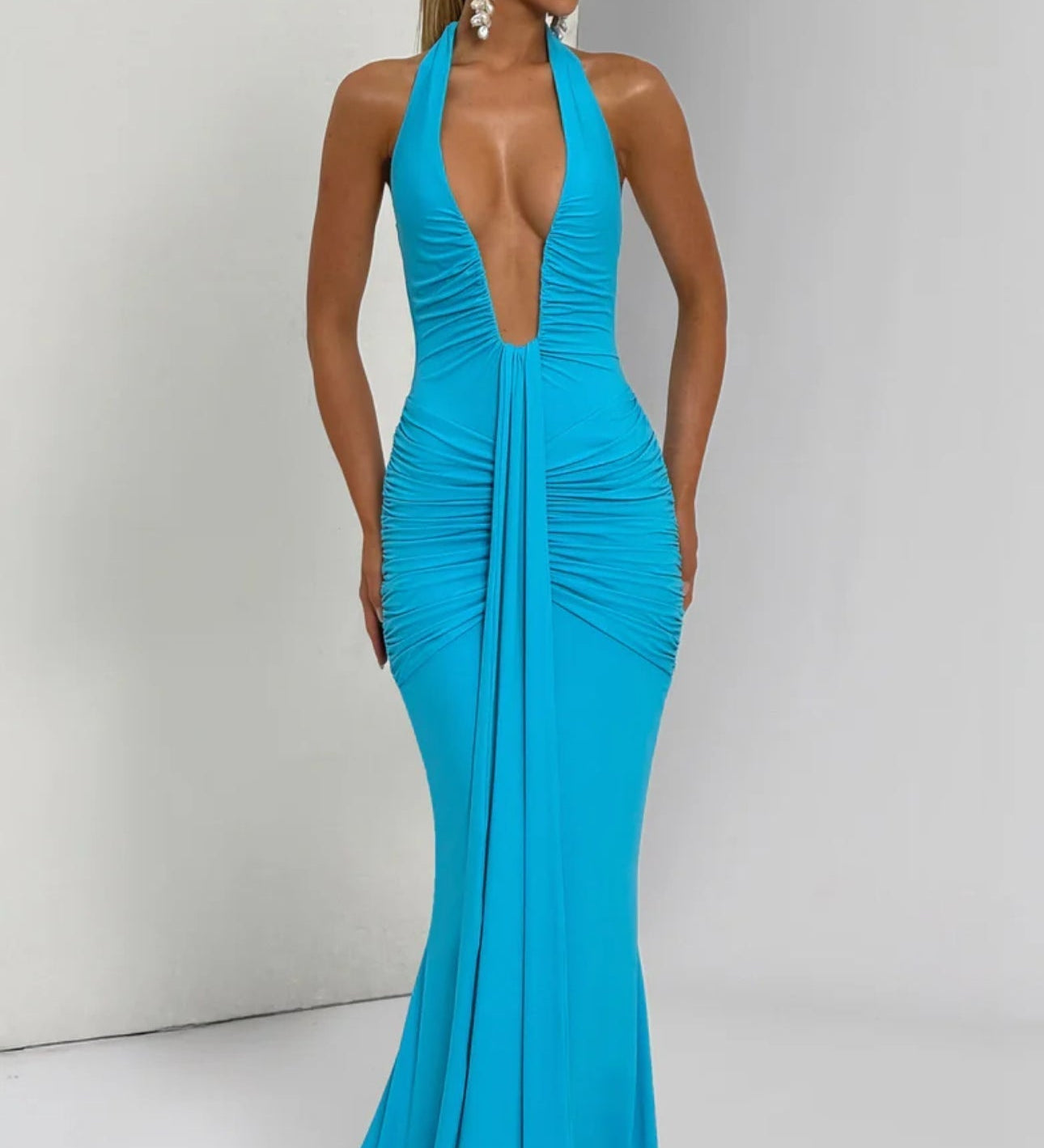 Šaty Helena™ – Splývavá elegance s otevřeným výstřihem