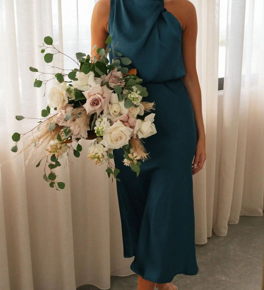 Isa – Elegantní šaty s halter výstřihem