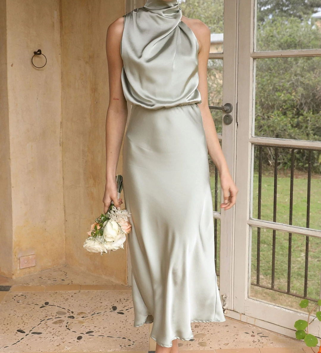 Isa – Elegantní šaty s halter výstřihem